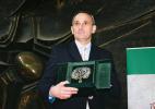 2004 - V. Világtalálkozó - Gémesi György az Életfa-díjjal.JPG