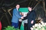 2004 - V. Világtalálkozó - Pecsétgyűrű-díj Kvarda Józsefnek (Csenke).JPG