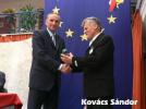 2006 - VI. Világtalálkozó - Pecsétgyűrű-díj Kovács Sándornak.jpg