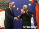 2006 - VI. Világtalálkozó - Pecsétgyűrű-díj  Kovács Zoltánnak.jpg